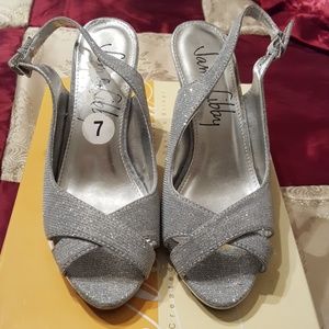 SAM & LIBBY Size 7 heeled silver shoes